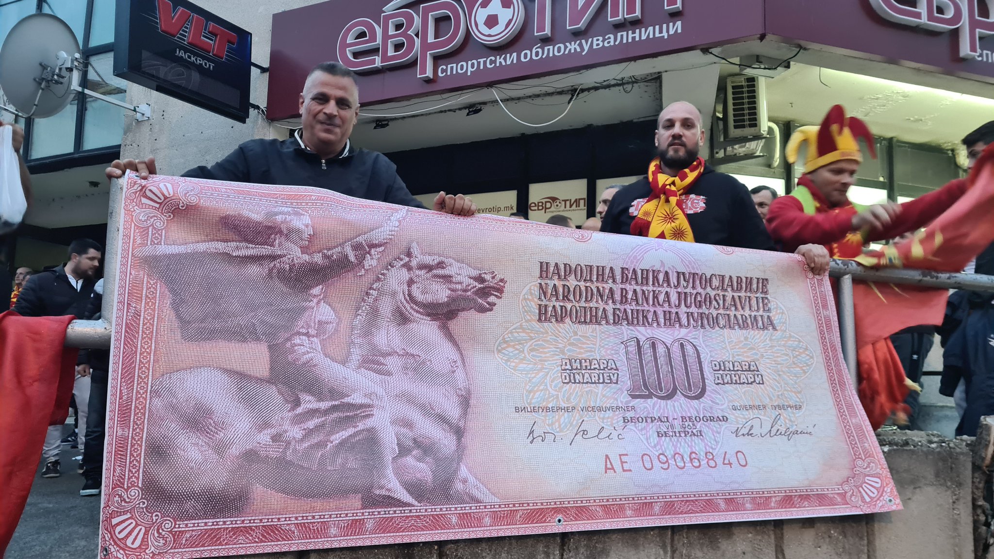 Легендарни – „ЧЕРВЕНАТА“ се вее вечерва на стадион