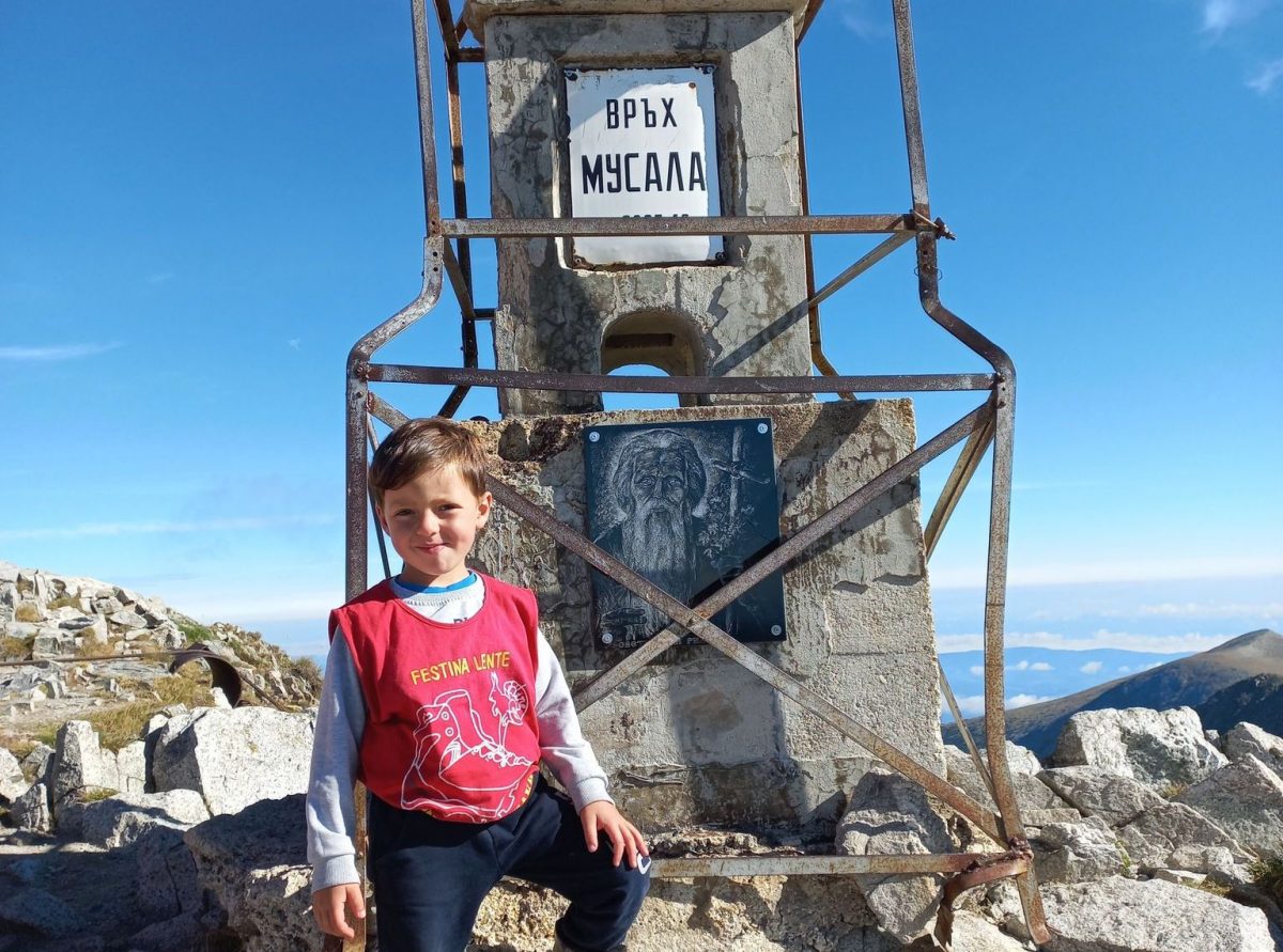 ДЕЈАН ТРАЈКОВСКИ на само четири години ГО ИСКАЧИ НАЈВИСОКИОТ ВРВ НА Балканот, МУСАЛА