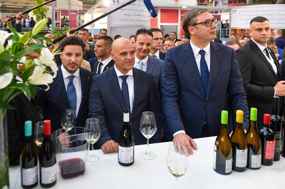 (Видео) Вучиќ испил повеќе од 100 чаши вино па почнал да краде чаши