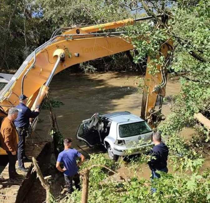 „Голф“ падна од мост на Вардар- најверојатно имало и патници, ангажирани се нуркачки екипи (фото)