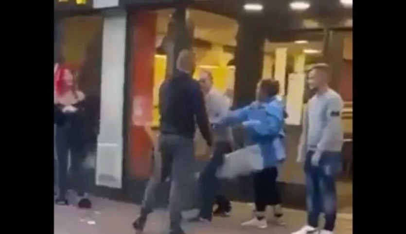 Хит видео: 92-годишен дедо НОКАУТИРАЛ тројца мангупи среде улица