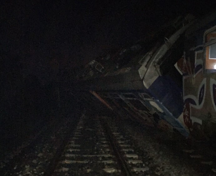 (Фото) Страшна несреќа во Хрватска: Се судрија товарен и патнички воз, има починати