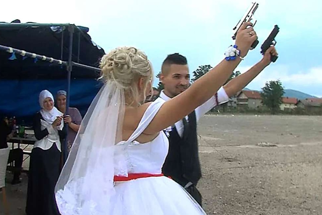 Кај нас НЕ СЕ ПУКА САМО НА ПОГРЕБ