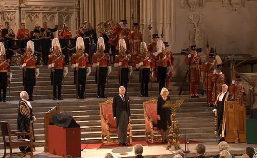 Кралот Чарлс и Камила прв пат седнаа на тронови, нејзиниот се разликува по еден детал (ВИДЕО)