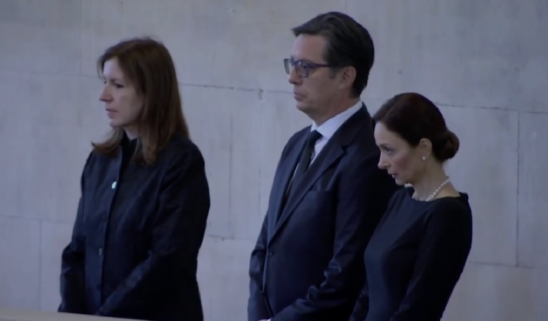 ВИДЕО: Пендаровски и сопругата оддадоа почит на посмртните останки на Кралицата Елизабета Втора