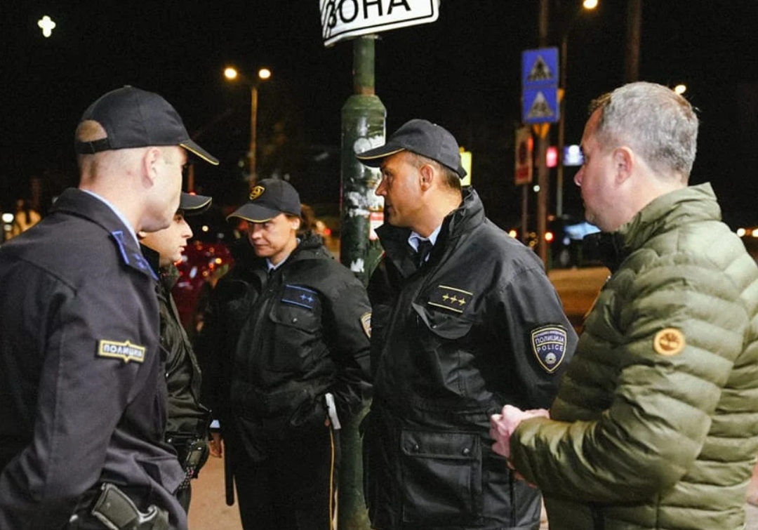 (ФОТО) Герасимовски синоќа отишол во Дебар Маало, да ги спречува децата да се тепаат