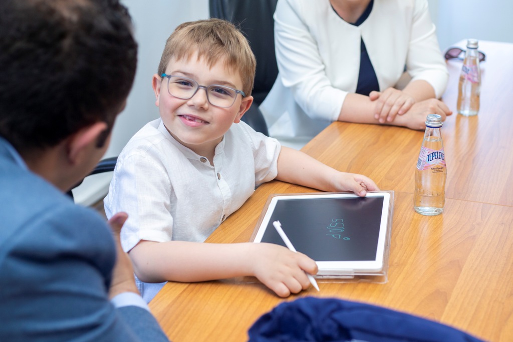 БРУКА: Се изнасликаа со малиот гениј Македон и му дадоа 0 ДЕНАРИ за трите светски медали