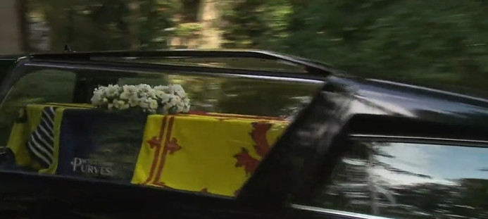 Ковчегот со телото на кралицата Елизабета пристигна во Единбург