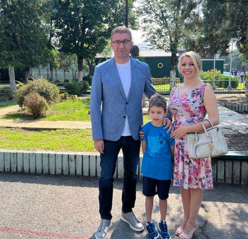 Синко ти ја посакувам целата среќа: Мицкоски го испрати првачето во школо