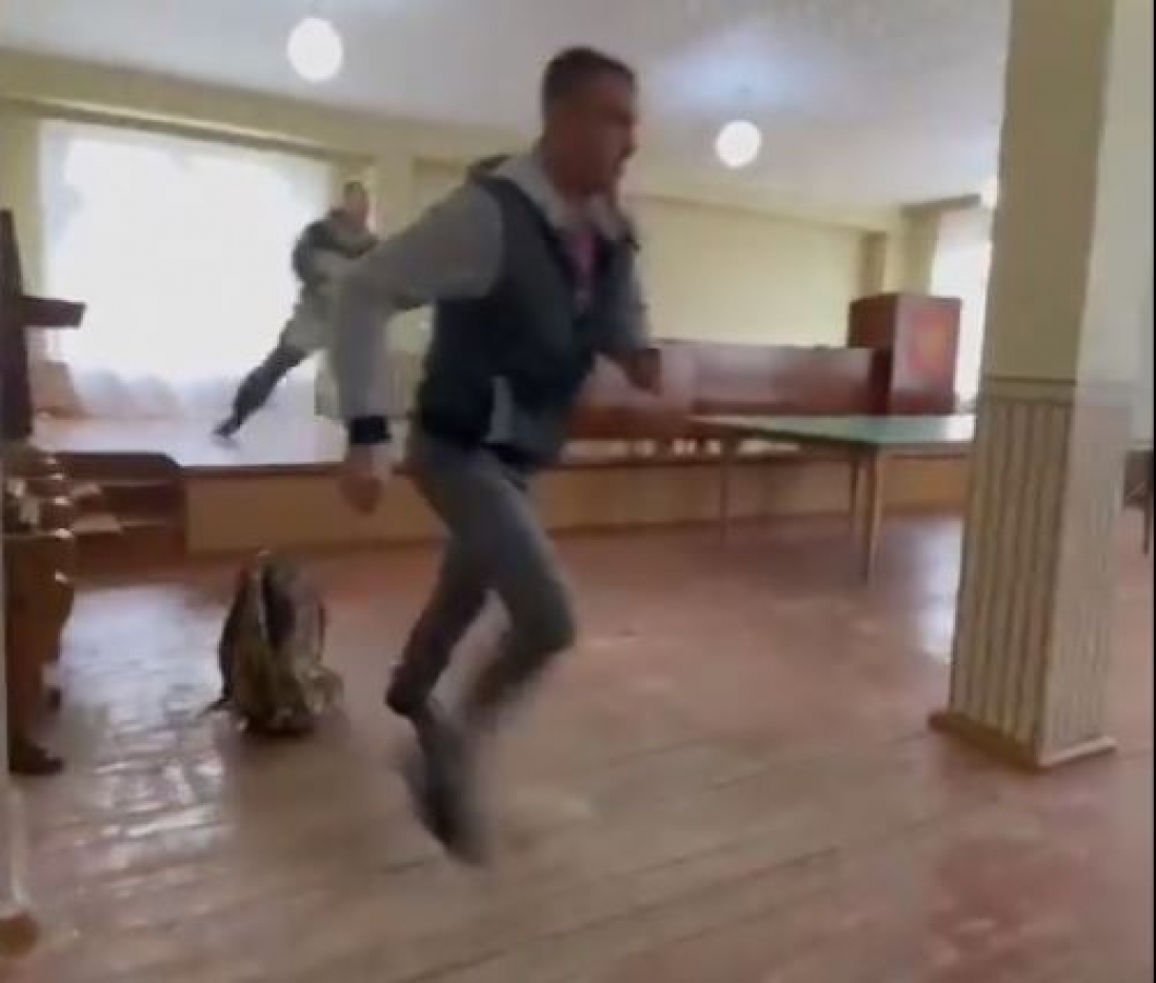 „Никој нема да се бори“: Нападната канцеларија за регрутација, има ранети (ВОЗНЕМИРУВАЧКО ВИДЕО)