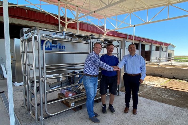 Во Македонија пристигна првиот робот за молзење на крави