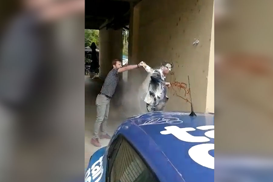 Косовскиот министер за финансии, Мурати го посипаа со брашно (ВИДЕО)