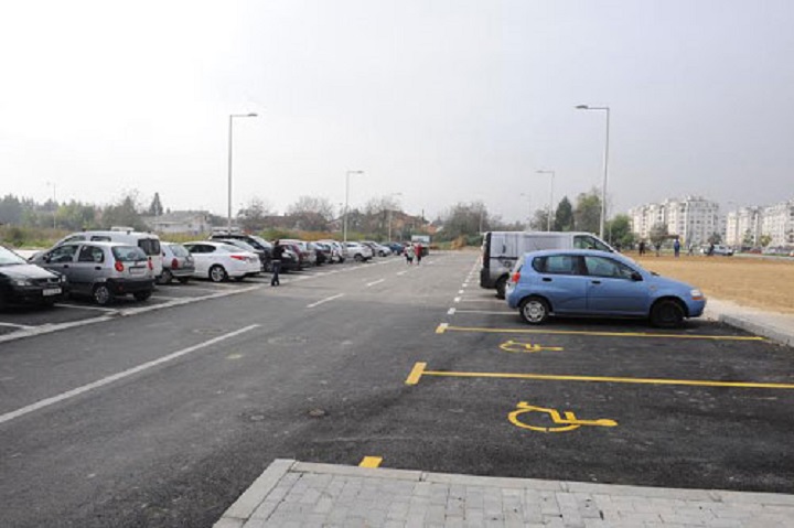 (Видео) Групна тепачка на паркинг во Ново Лисиче