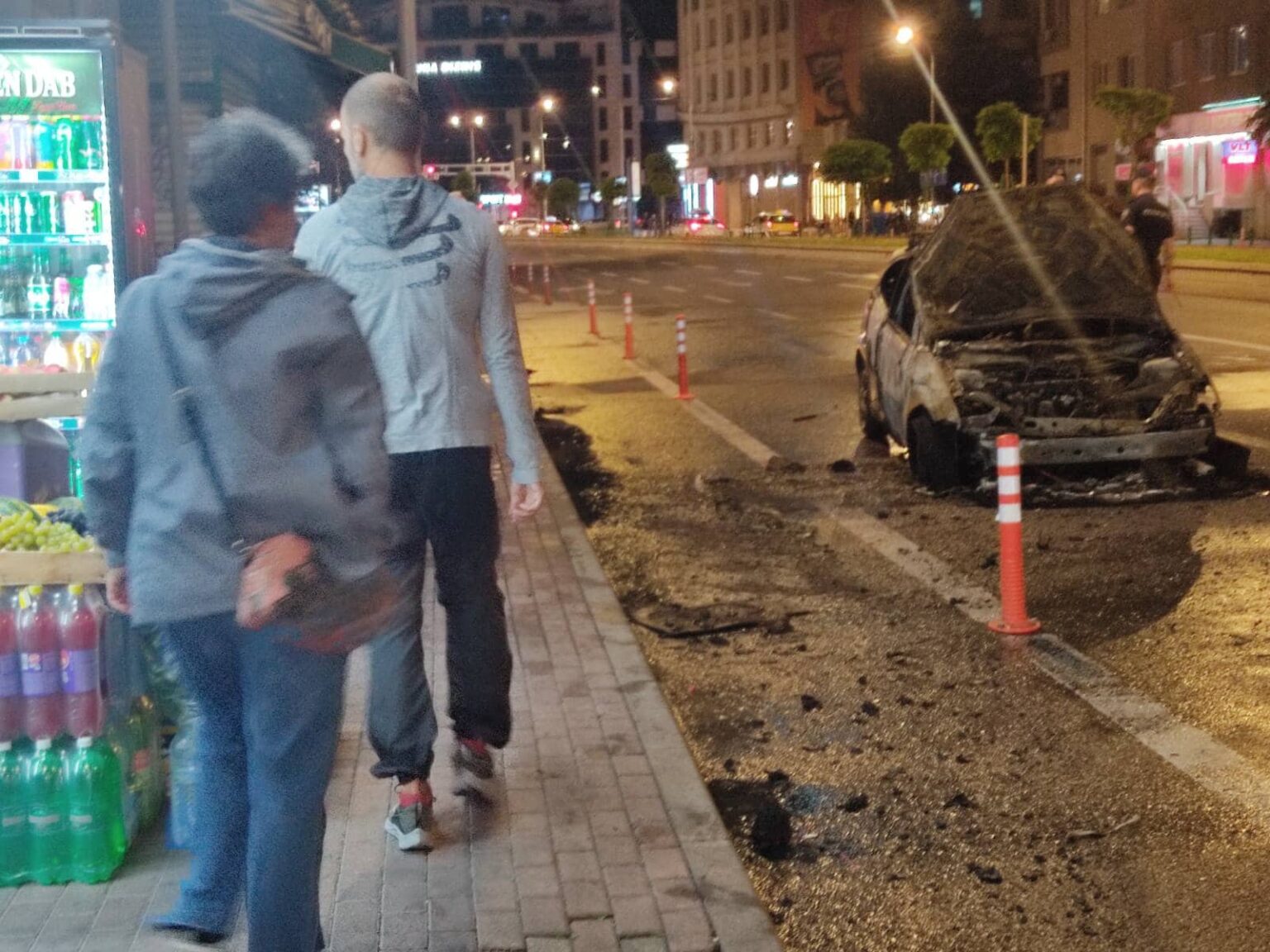 (Фото) Изгоре автомобил кај Влада