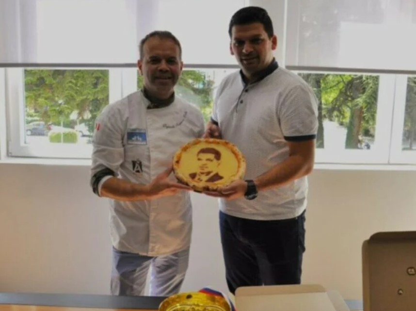 Со што е пицава ? – Со Пецаков :)