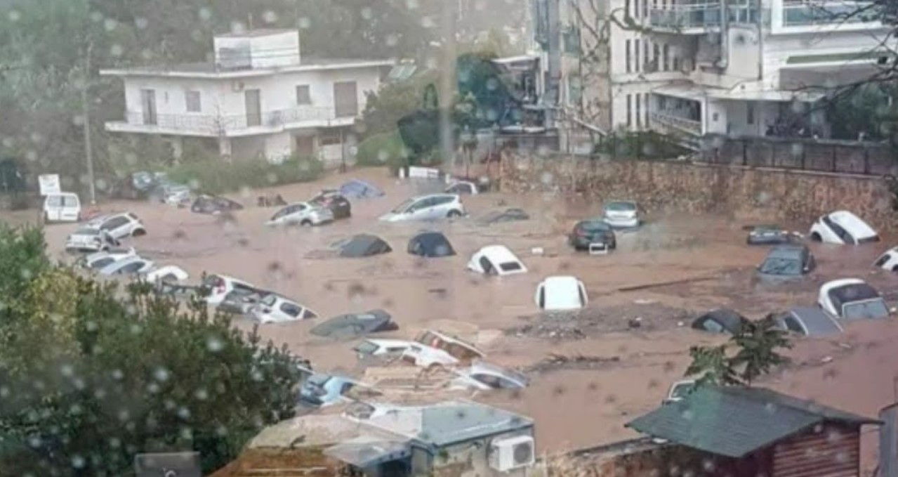 (ВИДЕО) Како изгледаше страшното невреме во Солун: Силен дожд ги поплави улиците и продавниците