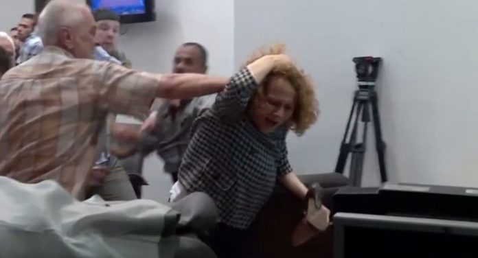 (Фото + видео) Македонската пејачка Адам Лабунски нападната во Задруга