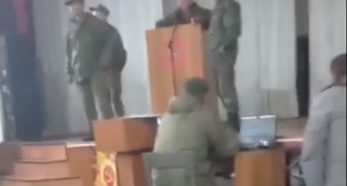 Снимка од регрутен центар во Русија: „Што плачете како жeни, сега сте во вojcka“