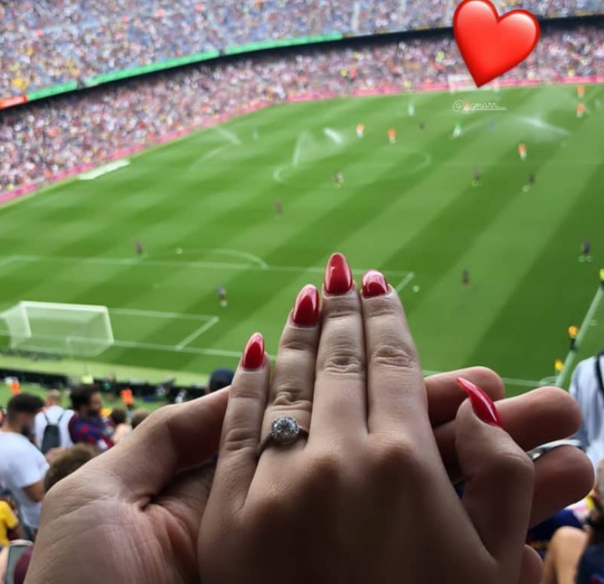 ФОТО: Овој познат МАКЕДОНЕЦ ја запроси својата девојка на меч на Барса на „Камп Ноу“