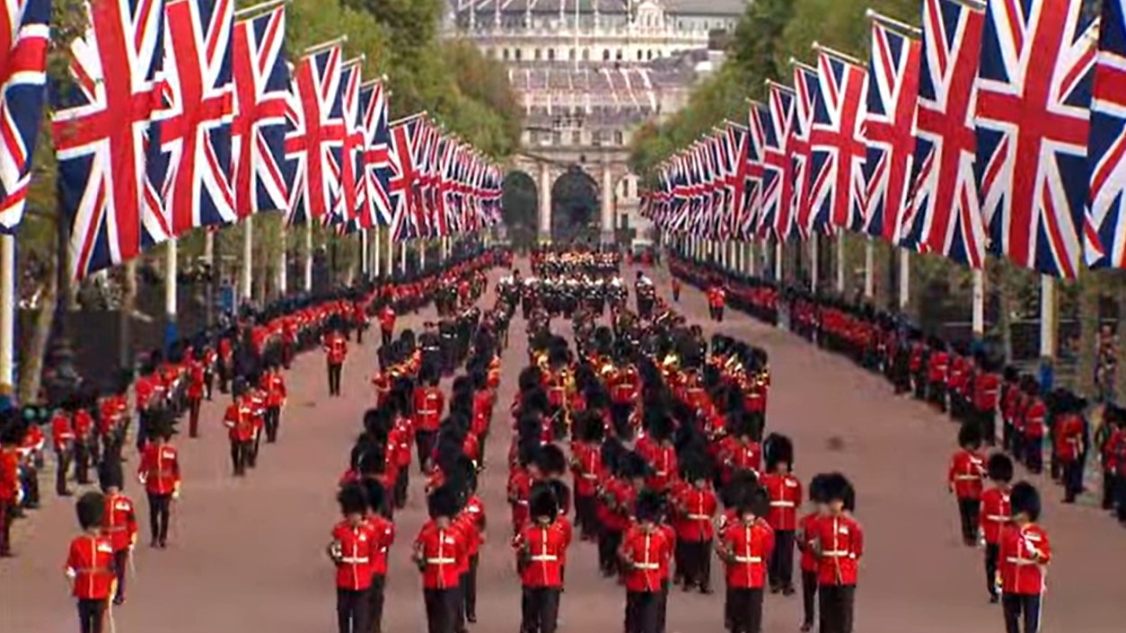 „Луѓето кои служат со љубов се ретки, а водачите кои служат со љубов сè уште поретки“ – Величенствена церемонија на последното патување на кралицата