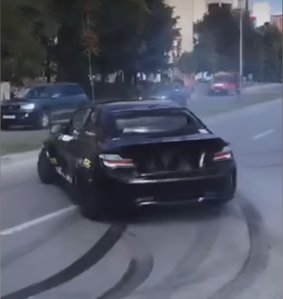 (Видео) Денови на културата во Тетово одбележани со дрифтање на среде улица