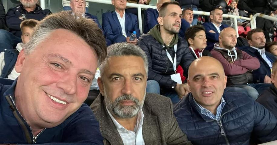 (Фото) Ковачевски на трибини, за кого ли навива? :)