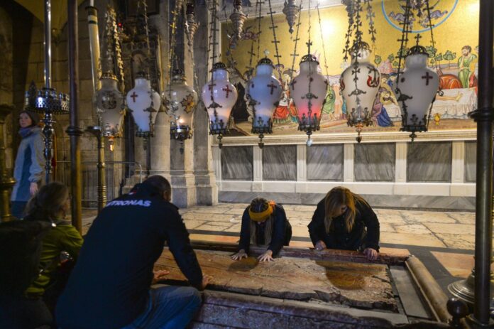 „Колената ни се тресеа“- Археолози го отворија гробот на Исус Христос после два века