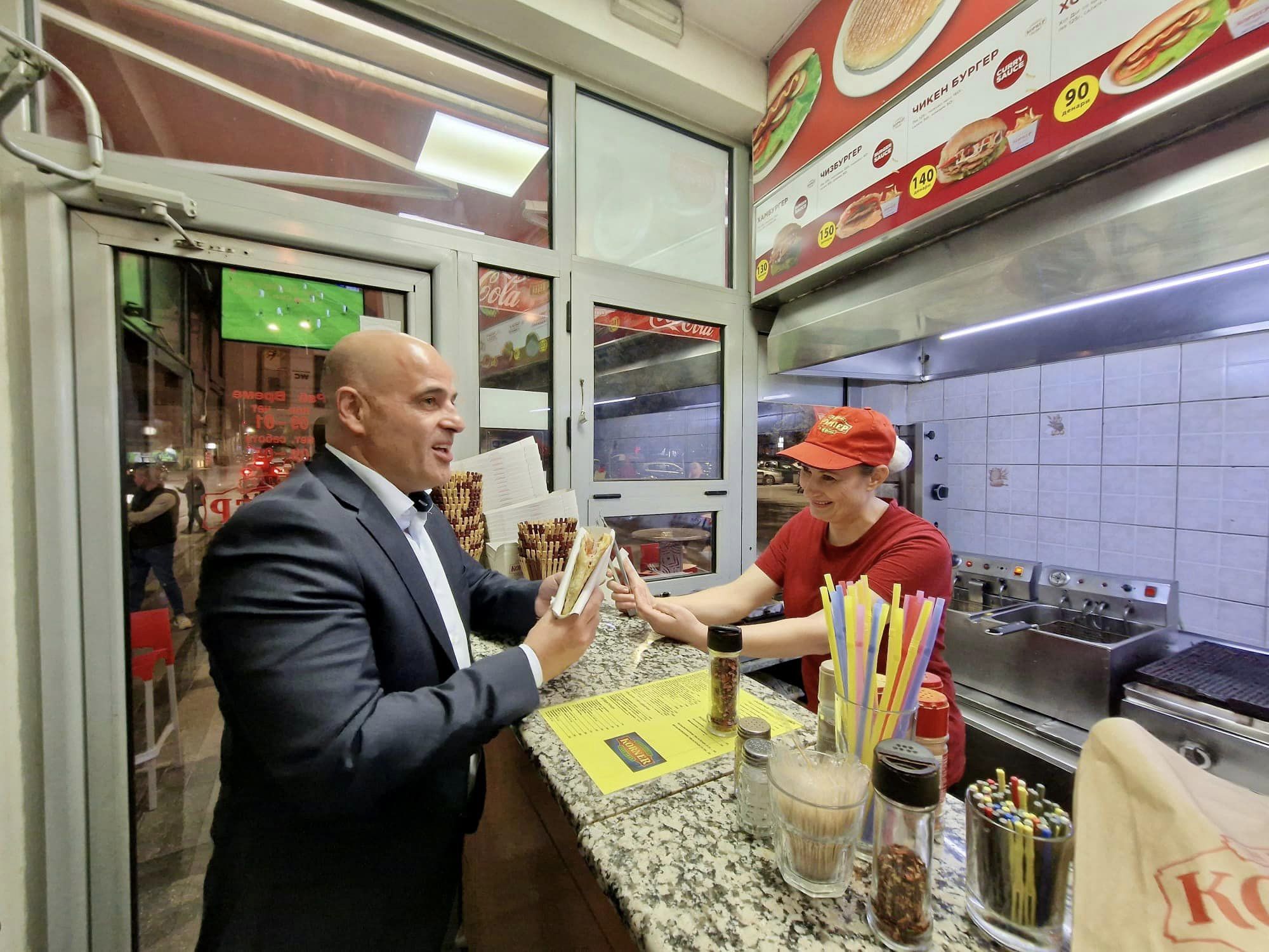 Премиерот Ковачевски јадеше ТОСТ во познатата битолска сендвичара