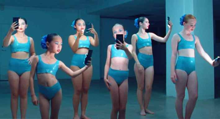 Moќен спот со уште помоќна порака на Кристина Агилера за штетното влијание на социјалните мрежи врз децата (Видео)