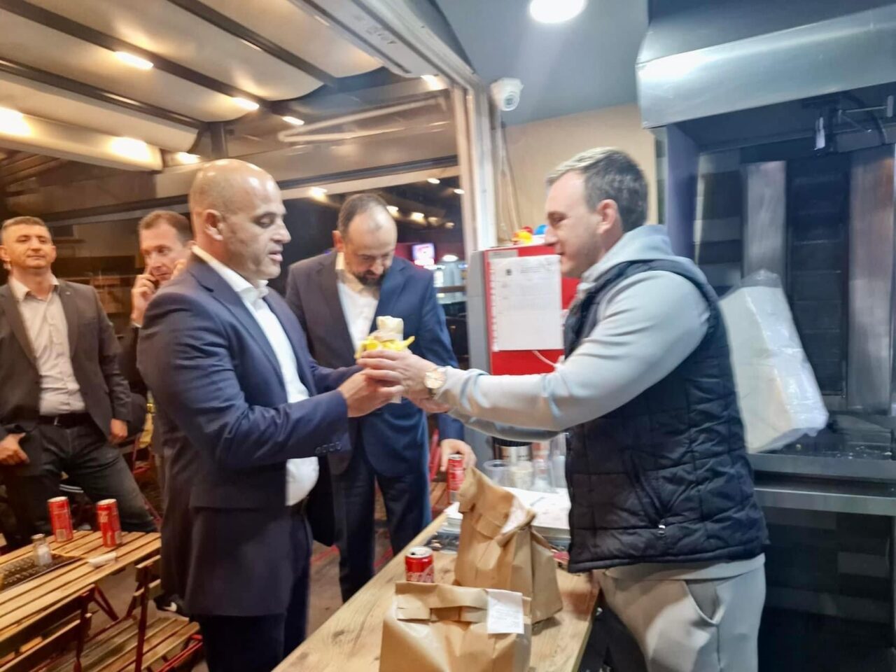 Ковачевски беше по бургери во Прилеп (Фото)