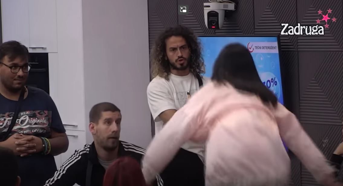 (Видео) Девојка фрли чинија по Адам Лабунски па тргна да го тепа во Задруга