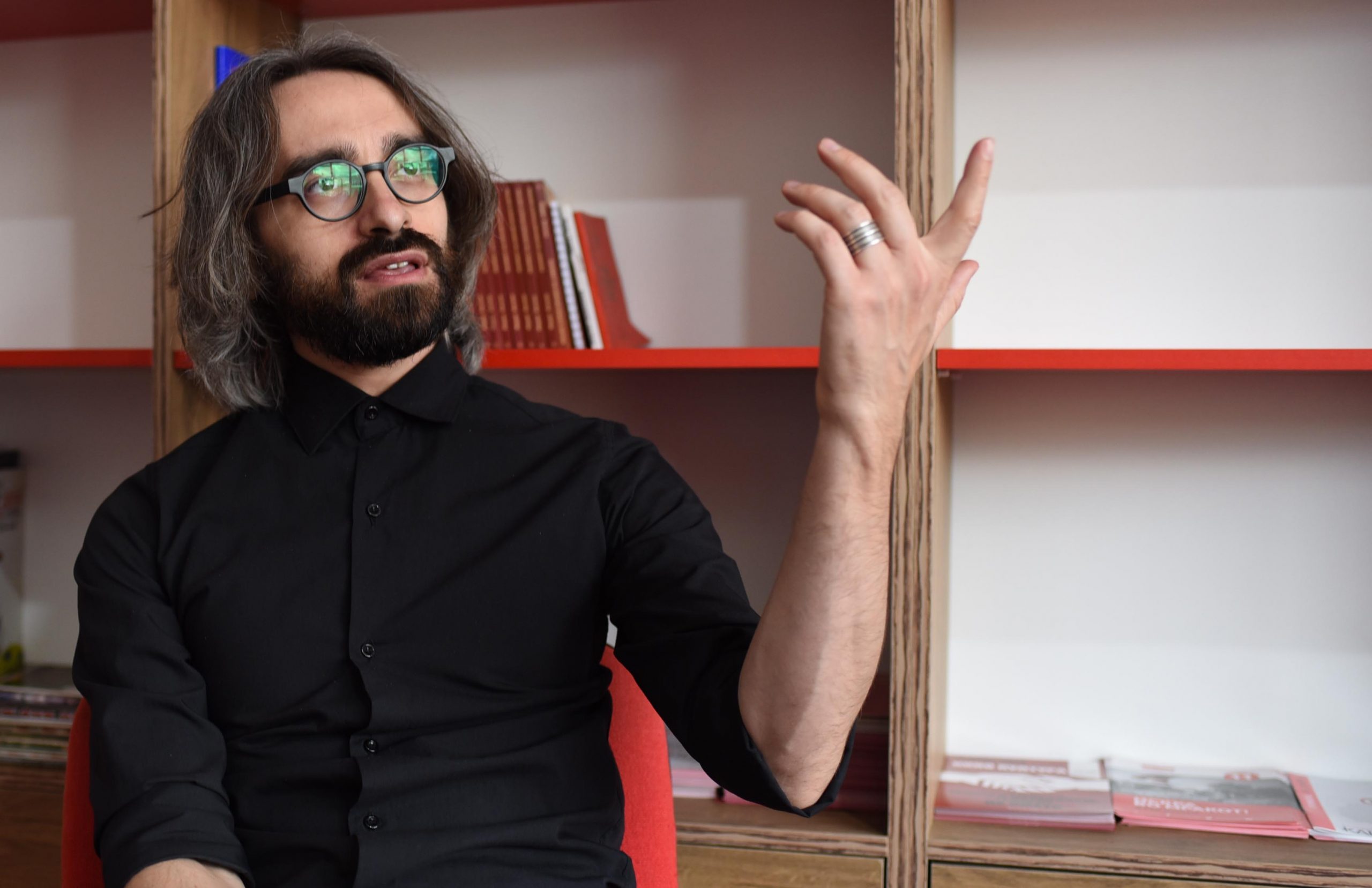 Апасиев: Прв Индиец премиер на Британија. Артан Груби на апарати.