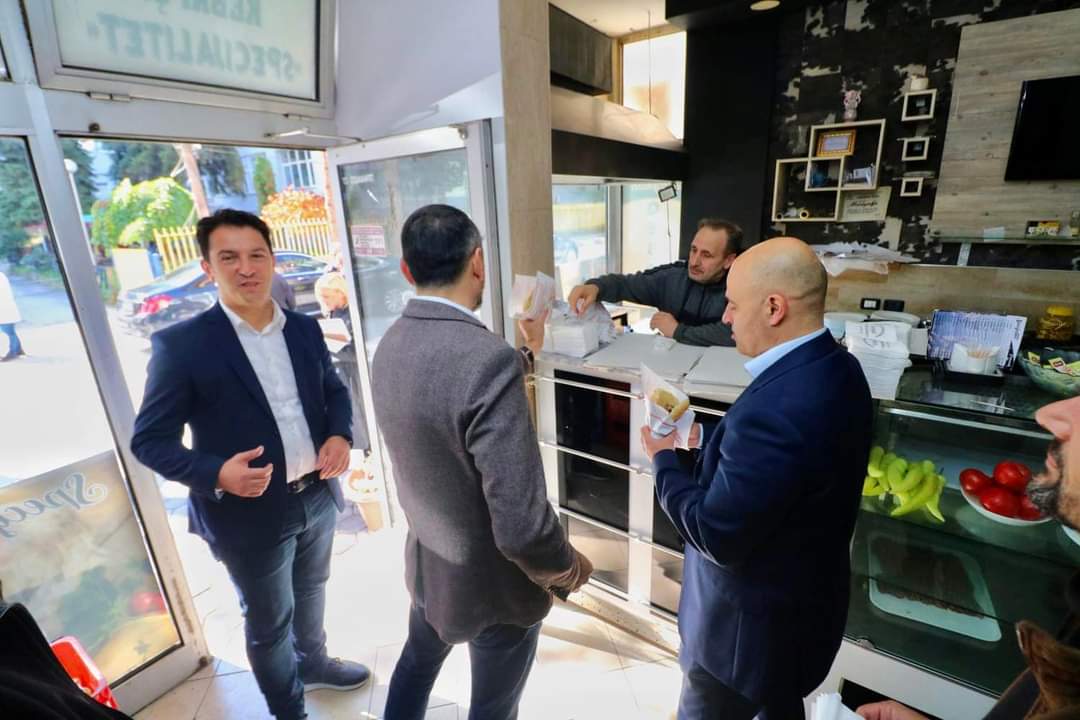 ФОТО: Ковачевски се гоштеваше со ќебапчиња во Гостивар, биле најубави