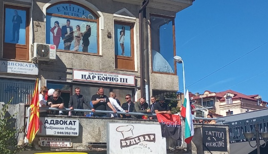 Охриѓанец ја искршил таблата на бугарскиот клуб „Цар Борис Трети“ и сам се пријавил во полиција