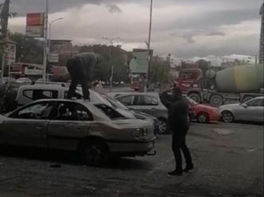 Среде бел ден во Скопје демолираа автомобил: „За газди што не даваат плата“ (ВИДЕО)