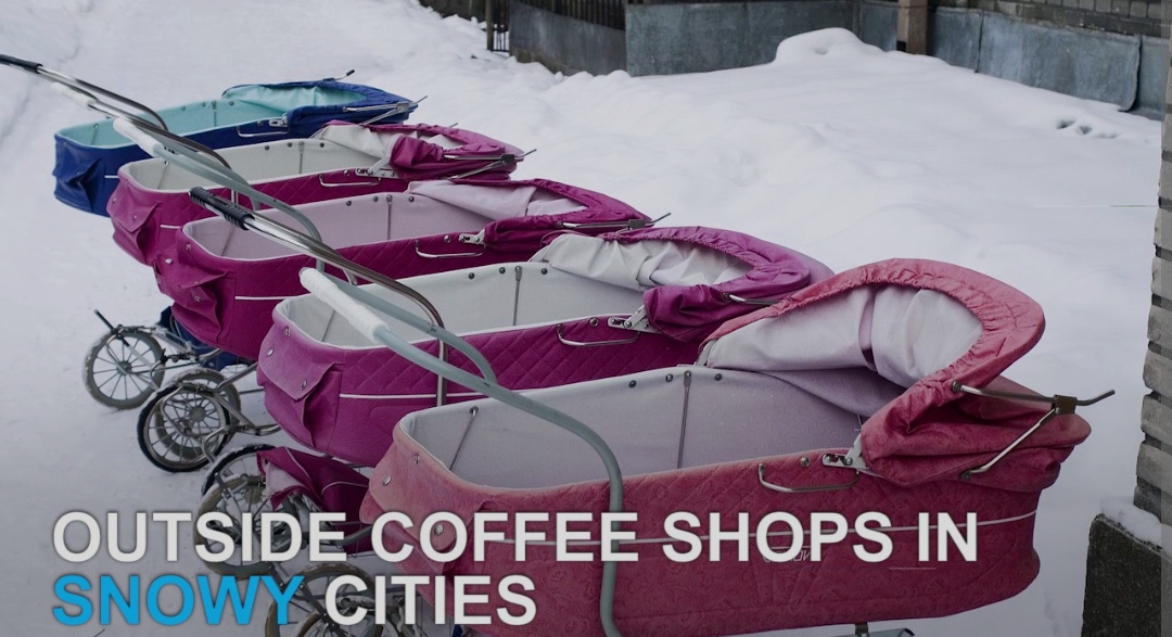 БЕБИЊАТА ИМ СПИЈАТ НАДВОР, и на минус 30 – опасно или добра рутина ?