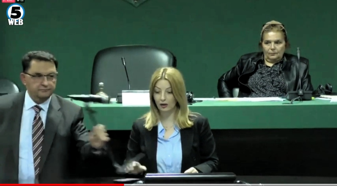 Арсовска му го одзема копчето на Славески, Славески ѝ го зеде микрофонот на Арсовска (Видео)