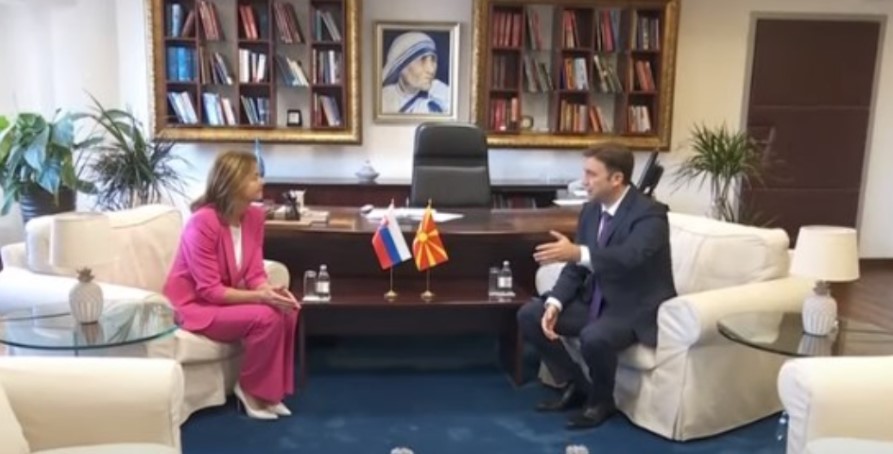 Нов СКАНДАЛ со згрешени знамиња: Словенија или Словачка?!