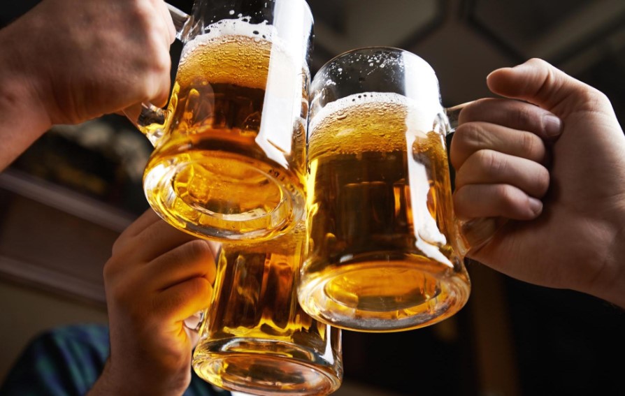 Поинтелигентните луѓе пијат повеќе алкохол и не се по спортувањето