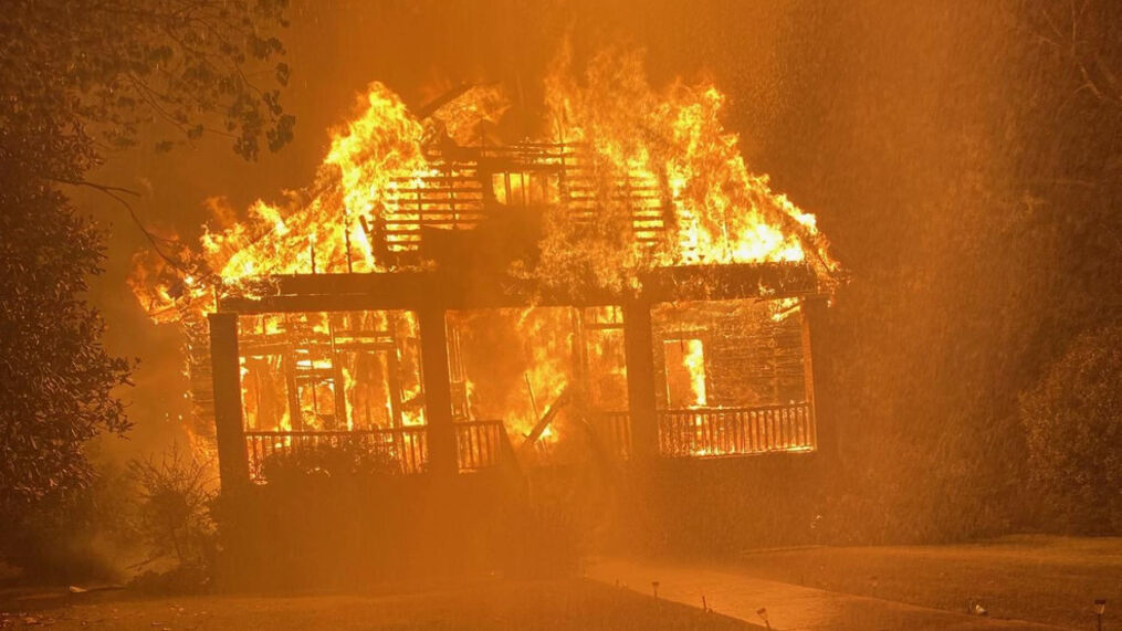 Полицаец од Крушево влегол во запалена куќа и на раце изнел сограѓанин спасувајќи го од сигурна смрт!