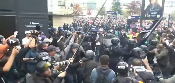 (Видео) Судир помеѓу демонстрантите и полицијата во Париз: Нема да гладуваме поради Зеленски