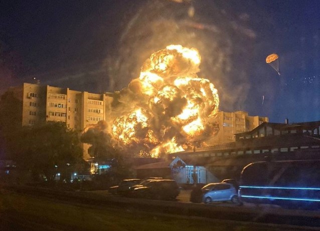 (Видео) Авион удри во станбена зграда во Русија