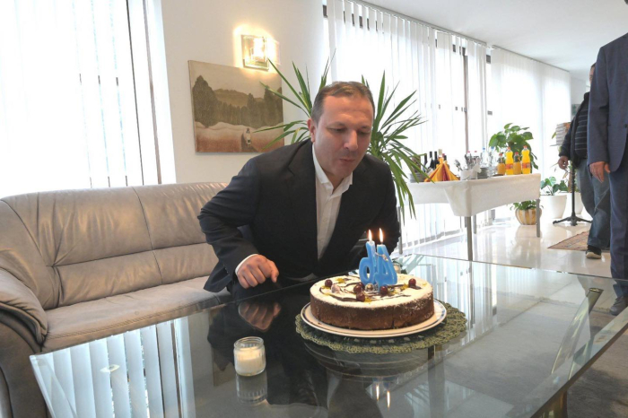 Спасовски дувна свеќички за 96-ти роденден во Берлин