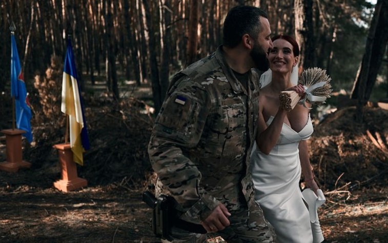 Украинска снајперистка се омажи за соборец, свадбата во шума кај Харков (Фото и видео)