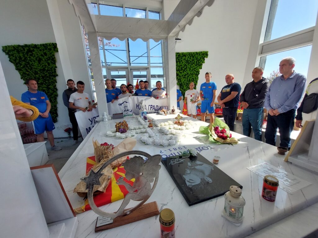 ,,Маратонот на љубовта“ – 500 црвени рози за Тоше на Гумење во Крушево (Фото)