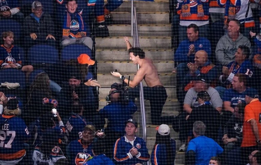 (Видео) Ја запросил девојката среде натпревар, таа станала и побегнала од трибините