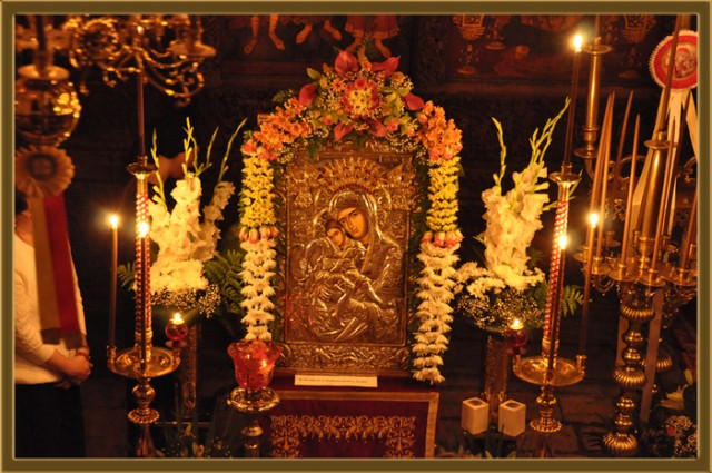 Денеска е Празник на иконата на Божјата Мајка „Радост на сите тажни“ – таа ги брише солзите на оние што тагуваат и дарува небесна восхит на човечките страдања- (Фото)