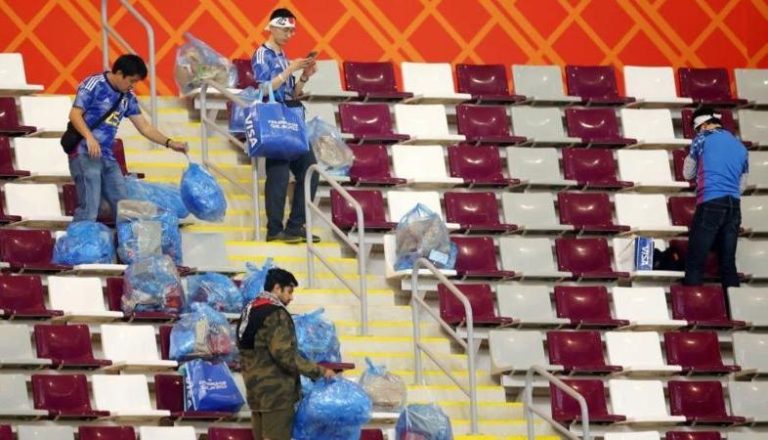 Како да не ги сакаш – ГО ИСЧИСТИЈА ЦЕЛОТО ЃУБРЕ ОД ТРИБИНИ (Видео)