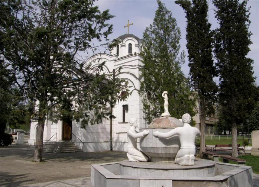 Во сред Автокоманда во Црквата „Свети Архангел Михаил“ извира чудотворна вода (Фото)