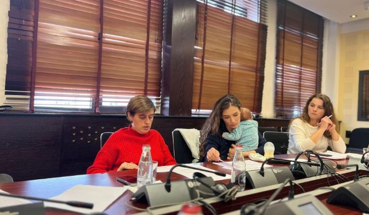 Пратеничка од косовското Собрание оди на работа со своето бебе (Фото)